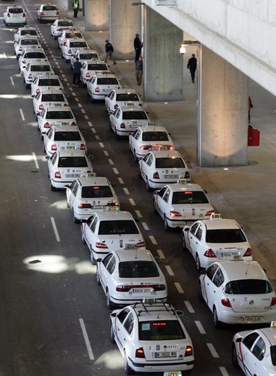 Polémica con la tarifa plana del taxi a Barajas