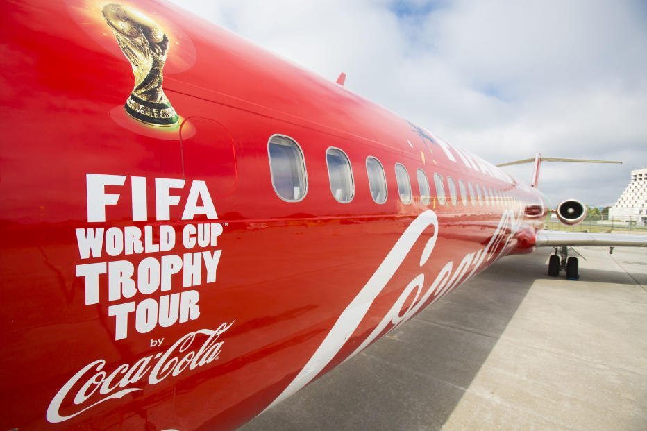 Escuela Superior Aeronáutica de Madrid con el futbol: el avión FIFA World Trophy tour 2014 aterriza en sudamérica