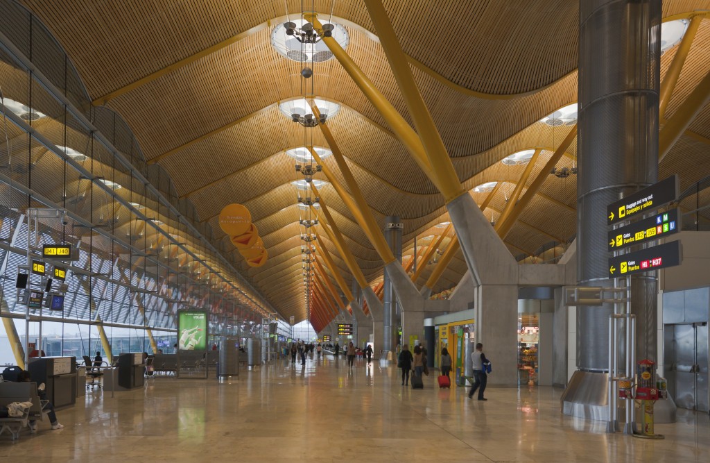 Terminal_4_del_aeropuerto_de_Madrid-Barajas,_España,_2013-01-09,_DD_05[1]