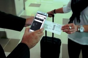 El personal de aeropuerto de Emirates usa una nueva app