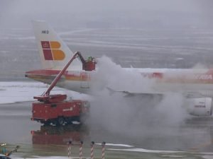 ¿Cómo trabaja un TOA? Deshielo y mantenimiento de aviones en el aeropuerto Madrid-Barajas