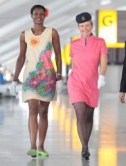 Estos uniformes de British Airways se reciclan tras el vuelo, ya que están hechos de tela de papel. El atuendo floral es para la ruta entre Nueva York y el Caribe