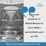 pasajeros en aeropuerto Madrid-Barajas terminal vuelos internacionales auxiliar de vuelo