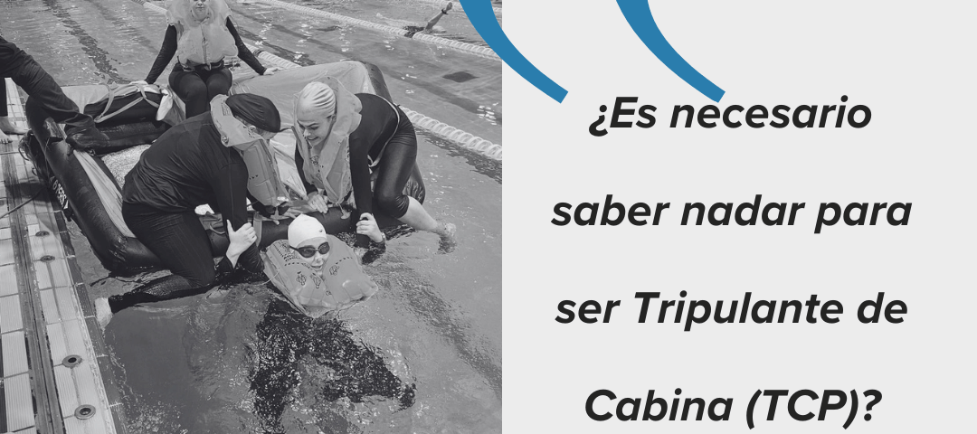 alumnos TCP realizando prácticas de salvamento acuático en piscina