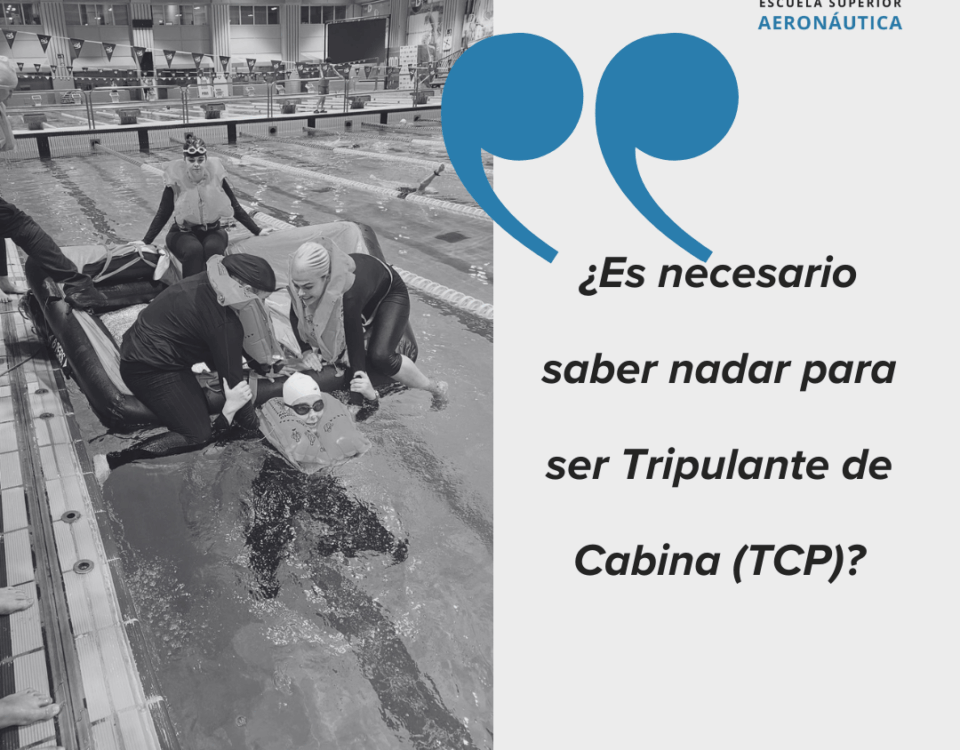 alumnos TCP realizando prácticas de salvamento acuático en piscina